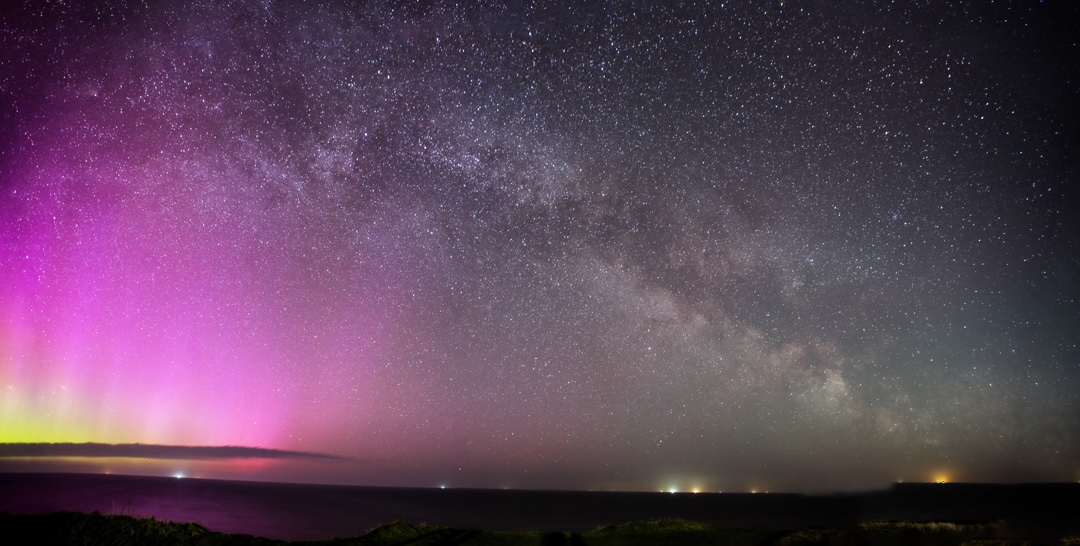 A stunning image of the Northern Lights and Milky Way taken from ...
