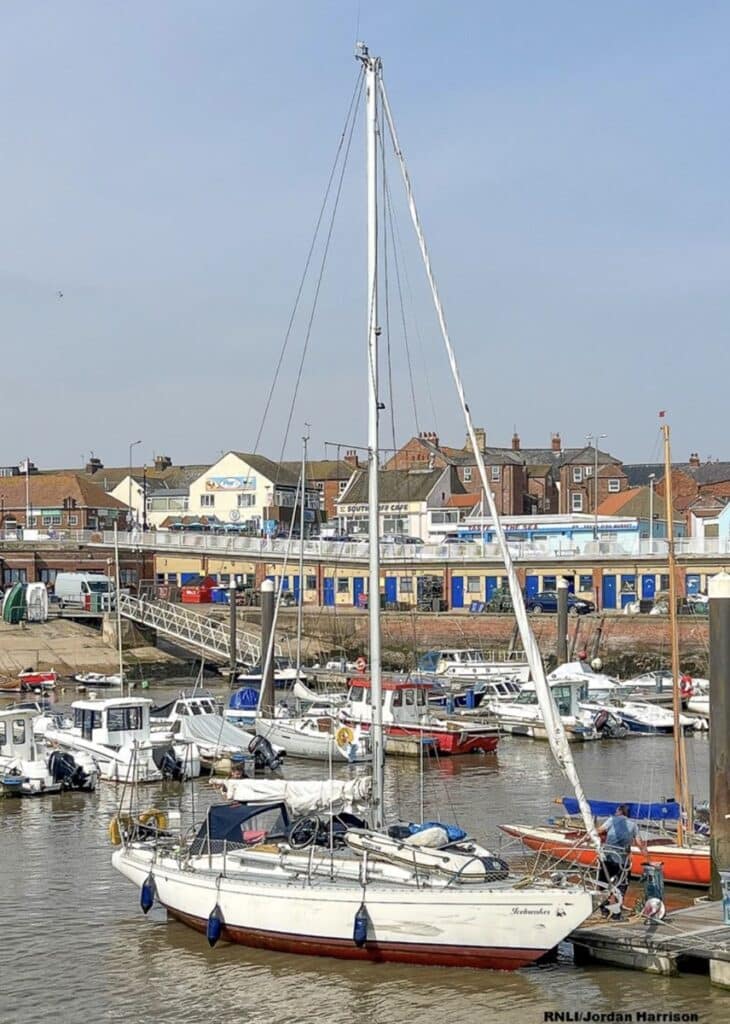 Late night launch for Bridlington RNLI as they assist yacht back to the harbour